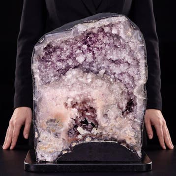 Museumkwaliteit - Sprankelend roze amethist - Geode -