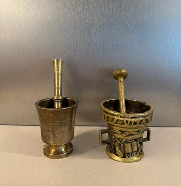 Vijzel en stamper (2) - Brons, Messing - Gegraveerde decor, Antiek en Kunst