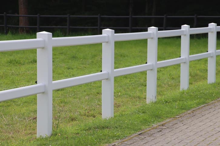 Kunststof omheining | pvc omheining | hekwerk tuin, Dieren en Toebehoren, Stalling en Weidegang, Weidegang, 4 paarden of pony's of meer