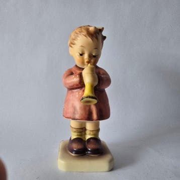 Goebel - Beeldje - Hummel #477 - A Budding Maestro /