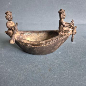 Historische Dhokra-sculptuur, traditionele boot met figuren,