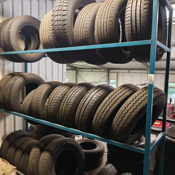 Stelling met diverse banden, Auto-onderdelen, Banden en Velgen, Nieuw