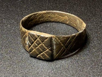 Viking periode Brons Aantrekkelijke vissersring met een