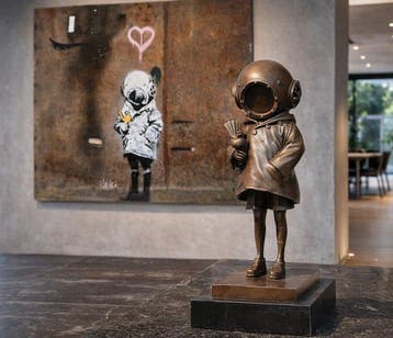 Diving Helmet Girl - After Banksy - Beeld, Bronze - 31.5 cm, Antiek en Kunst