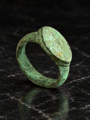 Oud-Romeins Brons Ring met verhoogde ovale zetel, 2e tot 4e