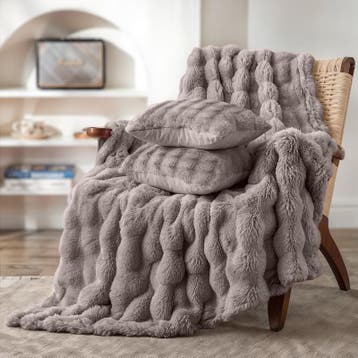 Pom Pom Fur plaid met kussens - taupe - 3-delig | 150 x 200, Verzenden, Nieuw