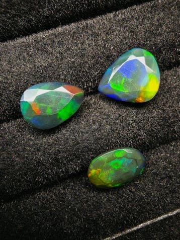 5.1 ct Black Opals Faceted- 1 g - (3)