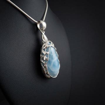 Natuurlijke larimar. Een uniek ambachtelijk stuk. Hanger van