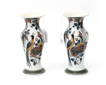 Twee polychrome vazen met pauw, De Porceleyne Fles, Delft