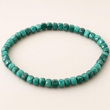 Armband Malachiet. Kubusvormige facetgeslepen kralen.