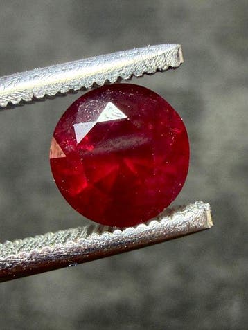 Echte edelsteen! 1,15 ct. Prachtig bloedrobijnkristal met, Verzamelen