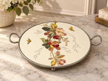 Elegant taartplateau met bloemen, bij en vlinder – keramiek, Antiek en Kunst