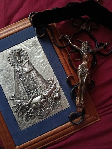 Kavel met Heilige Kunst - Schilderij van de Maagd in reliëf