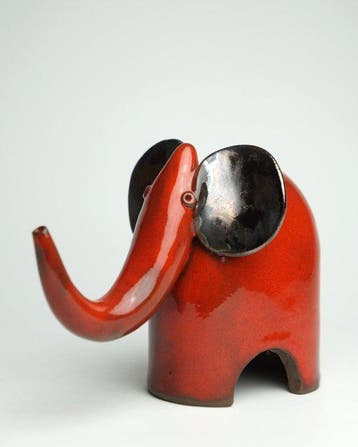 Urszula Despet - Beeldje - Red Elephant - Keramiek, Antiek en Kunst