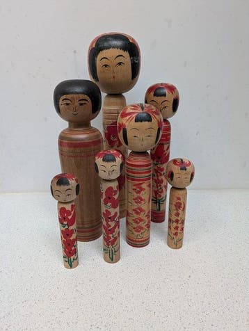 Een schitterende set vintage Kokeshi in verschillende