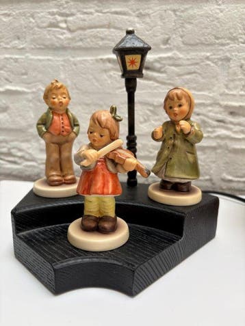Goebel - M.I. Hummel - Beeldje, Kinder Choir / Hitting the, Antiek en Kunst