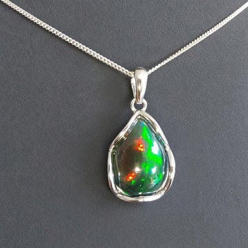 Hanger met Ethiopische zwarte opaal. Prachtige veranderende