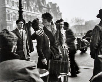 Robert Doisneau (1912–1994) - Le baiser de lHôtel de Ville.