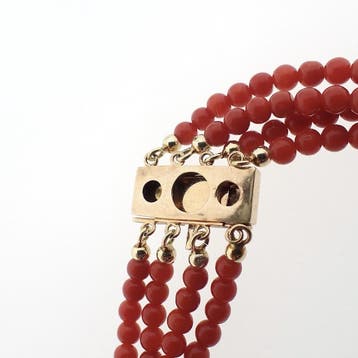 Antieke bloedkoraal kralen armband met gouden slot., Gebruikt, Ophalen of Verzenden, Met edelsteen, Goud