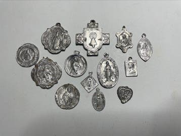 Set van 13 religieuze medailles - Aluminium - Twintigste