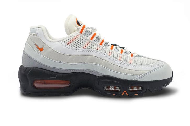 Nike Air Max 95 | Wolf Grey Safety Orange | 40, Kleding | Heren, Schoenen, Overige kleuren, Nieuw, Sneakers of Gympen, Ophalen of Verzenden