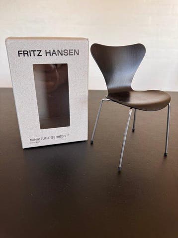 Fritz Hansen - Arne Jacobsen - Stoel - Miniatuurserie 3107, Antiek en Kunst
