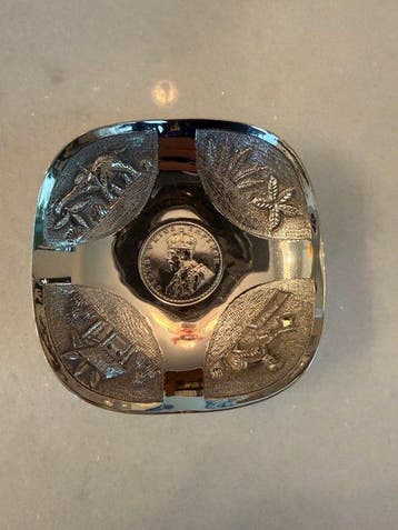 Schotel met inleg van een George V Koning-Keizer munt en -