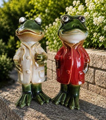 Beeldje - Pair of frog figurines in coats (2) - Keramiek,
