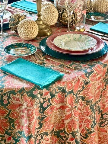 Tafelkleed met grote exotische bloemen voor ruime tafels.