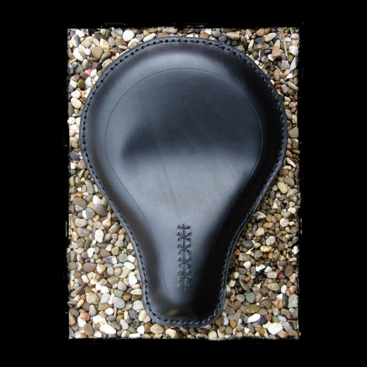 Solo Zadel Universeel Medium Black Stitching, Motoren, Onderdelen | Merk-onafhankelijk, Nieuw, Verzenden