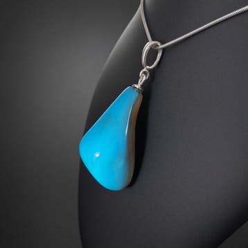 Hanger van Sumatraanse amber. Uitzonderlijk tweekleurig