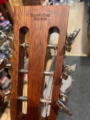 Hozen OM Golden Era Sitka Spruce inclusief koffer, Ophalen of Verzenden, Nieuw, Western- of Steelstringgitaar, Met koffer