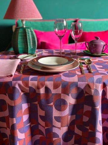 Tafelkleed met geometrische pop-art print voor grote tafels.