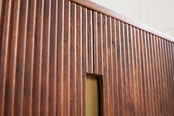 Design TV-meubel GATSBY 160cm bruin matgoud Mangoholz Retro, Huis en Inrichting, Kasten | Televisiemeubels, Ophalen of Verzenden