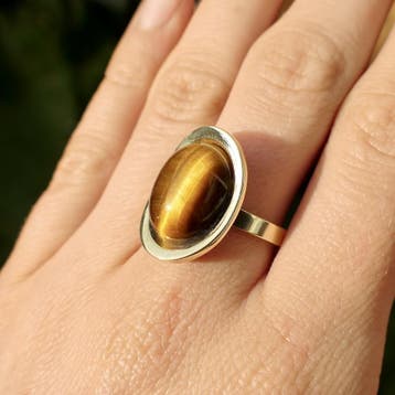 Gouden ring met tijgeroog., 18 tot 19, Gebruikt, Ophalen of Verzenden, Met edelsteen