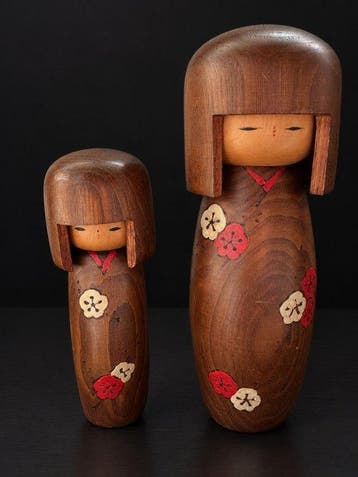 Usaburo Okamoto - Speelgoed Kokeshi doll Ume Blossom Kimono