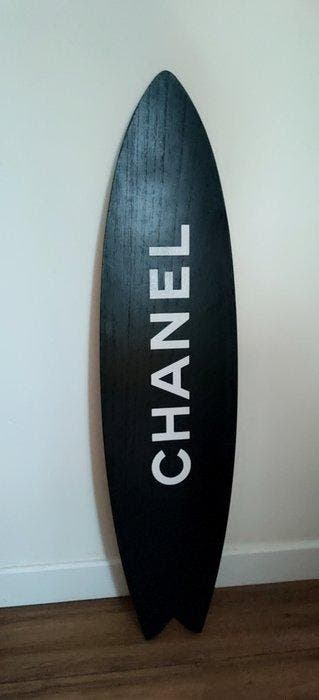 Anavrin - sculptuur, Surfin Chanel - 110 cm - Hout - 2026