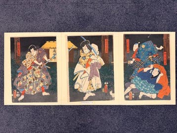 Een Kabuki-scène met acteurs bij een Dosojin-schrijn in de, Antiek en Kunst, Antiek | Overige Antiek