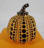 Yayoi Kusama (1929) - sculptuur, Dots Obsession (Pumpkin