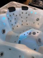 Grote Luxe Jacuzzi / Spa 230x230 cm met Loveseat – 220V, Ophalen, Zo goed als nieuw, Pomp, Vast