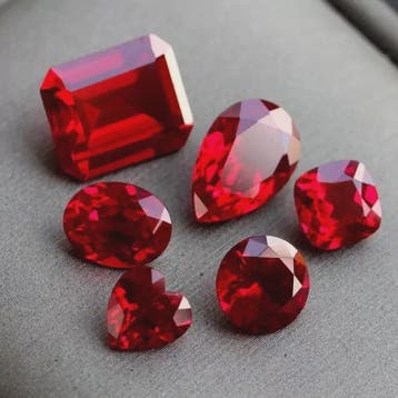 Premium Rode Robijn Edelsteen - Pigeon Blood Kleur - UV Test, Sieraden, Tassen en Uiterlijk, Verzenden, Nieuw