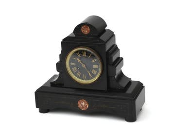 Een zwart marmeren pendule. Frankrijk, 1e helft 20e eeuw