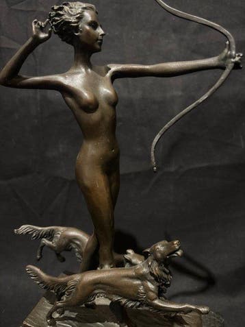 Gesigneerd - sculptuur, Art deco vrouw met honden - 30 cm -