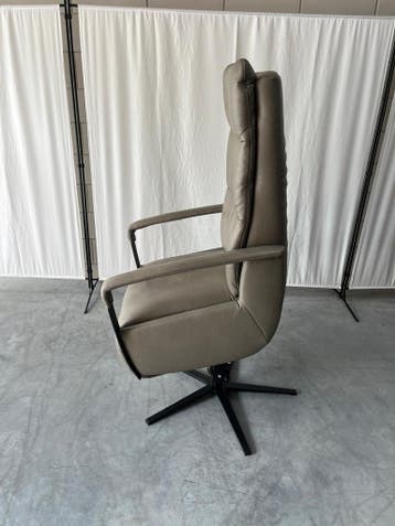 Leren sta op stoel Orba in goede staat met 2 motoren!, Gebruikt, Minder dan 75 cm, Ophalen of Verzenden, Sta op en relax stoel