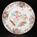 Bord - Assiette Famille Rose à décor d’objets précieux -, Antiek en Kunst