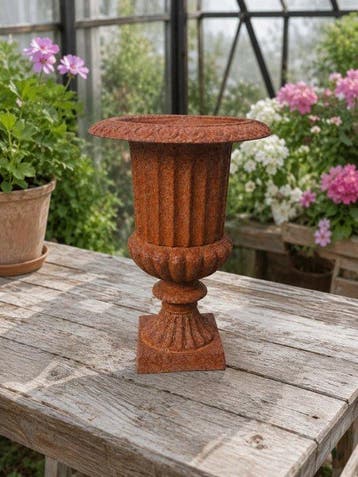 Decoratief ornament - Europa - heavy metal garden vase on, Antiek en Kunst, Curiosa en Brocante
