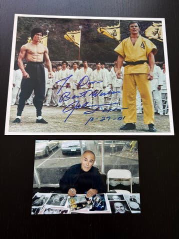 Bruce Lee - Gesigneerde foto John Saxon, Ophalen of Verzenden, Nieuw, Film, Foto of Kaart