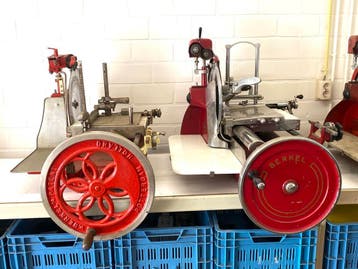 GEVRAAGD OUDE BERKEL SNIJMACHINE VLEESSNIJMACHINE DRAAIWIEL