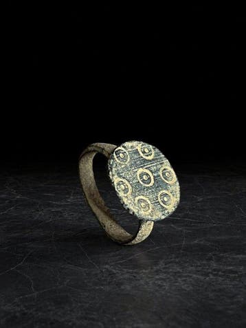 Byzantijns Brons Ring met ring- en stipdecoratie, 6e tot 8e