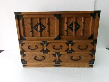 Ladekast - Hout, Houten ladekast met schuifdeuren op het
